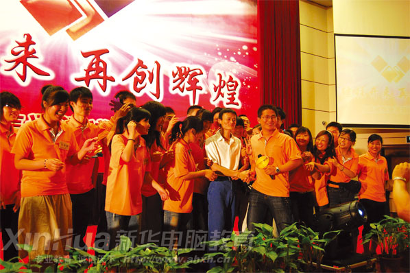 �»���ҵѧ���������ڻ��&ldquo;����Ͱͳ���ͨȫ�������ܹھ�&rdquo;���ֻ���˰���Ͱͼ��Ŷ��¾���ϯ��CEO���ƵĽӼ���ͼΪ�����м�ͬ�º����ƺ�Ӱ