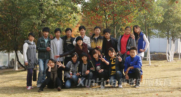 活动结束后指导老师与同学们合影留念