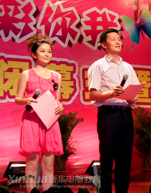 安徽新华电脑专修学院_安徽电视台著名主持人姚程(左)、孙亮(右)走进安徽新华电脑专修学院,同台主持