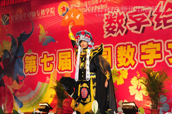 安徽新华电脑专修学院_川剧《变脸》表演者纪玉飞