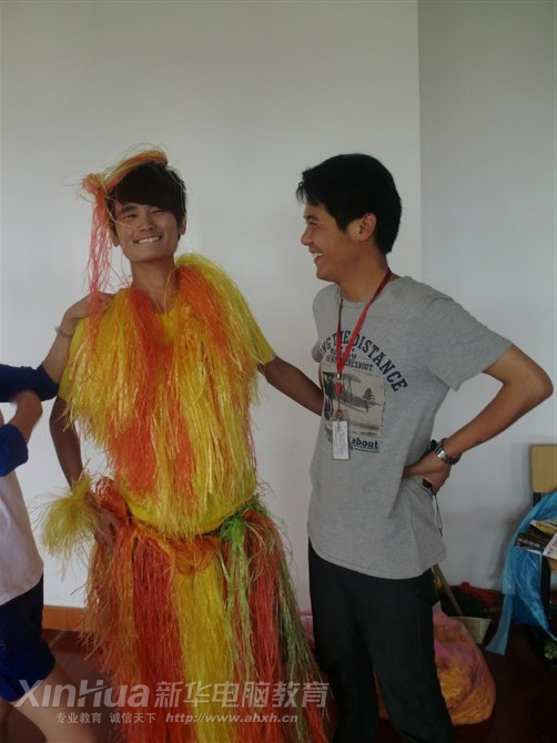 安徽新华电脑专修学院_颜老师在活动彩排现场忙碌并快乐着