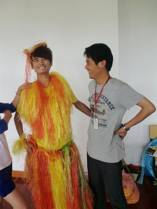 安徽新华电脑专修学院——颜老师在活动彩排现场忙碌并快乐着