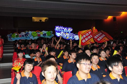 安徽新华电脑专修学院——晚会现场同学们笑声背后凝结着无数人无私奉献的辛勤汗水